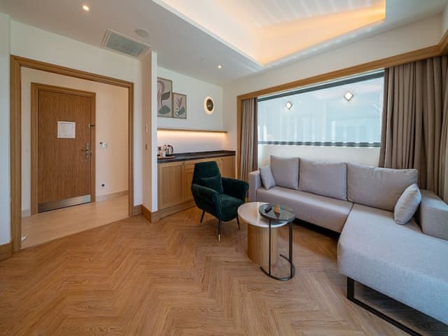 Private Suite Via Pool