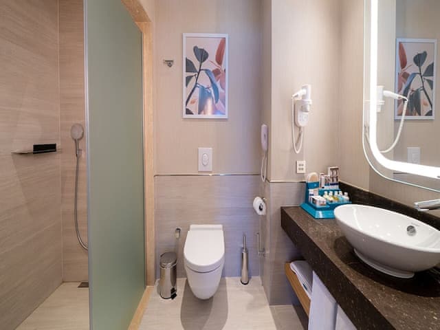 Private Suite Via Pool