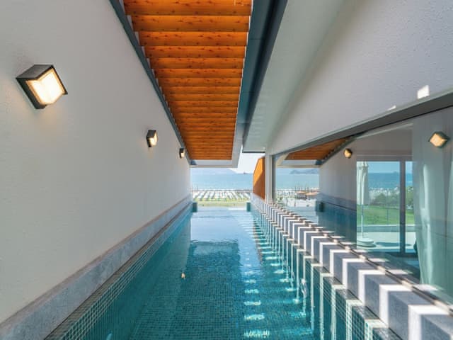 Private Family Suite Via Pool