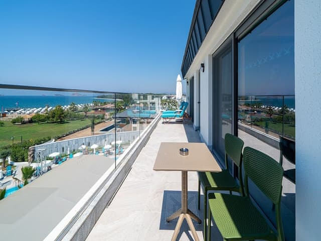 Private Suite Via Pool