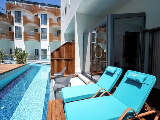 Family Room Pool Direct Access