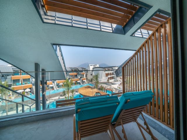 Family Room Pool Direct Access