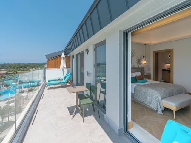 Private Family Suite Via Pool