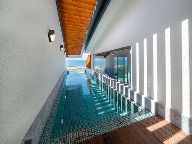 Private Suite Via Pool