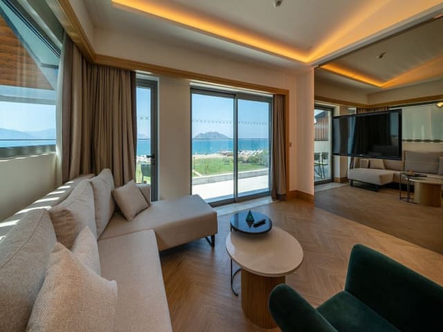 Private Suite Via Pool