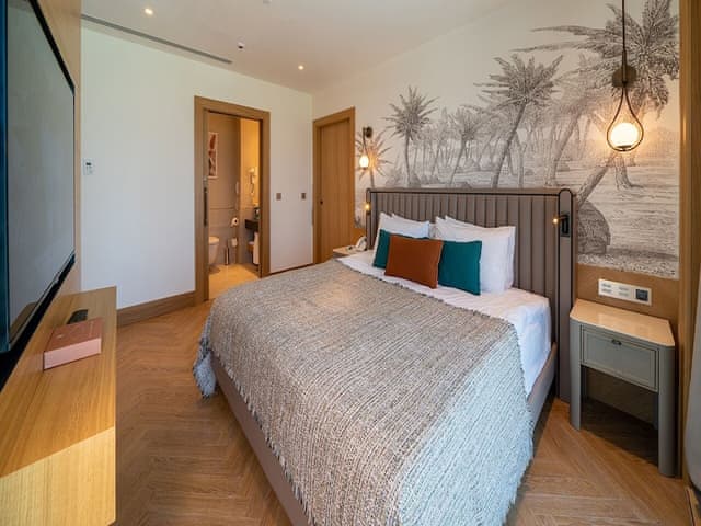 Private Suite Via Pool