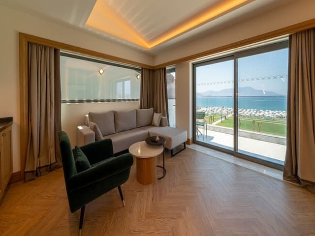 Private Suite Via Pool