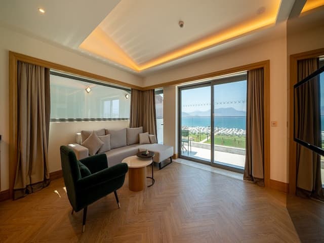 Private Suite Via Pool