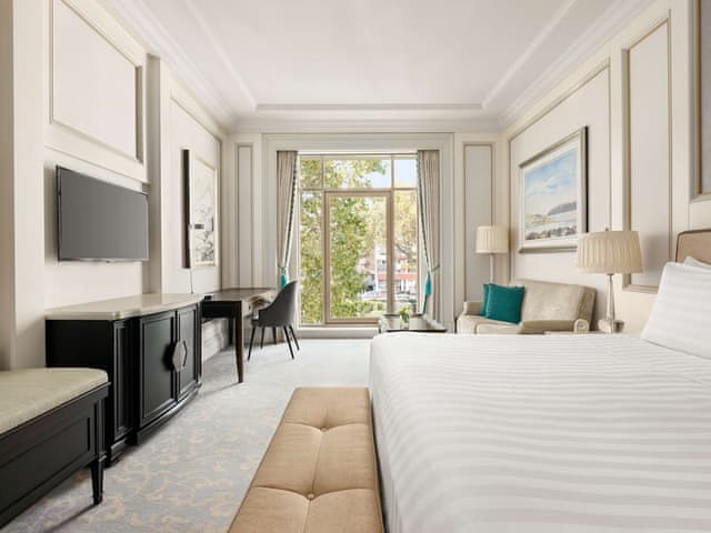 Deluxe Room, 1 King Bed, City View