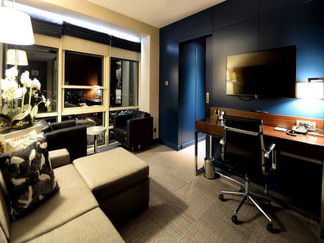 Suite, 1 King Bed, Sea View, Corner (nonsmoking)