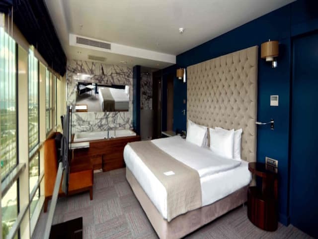 Suite, 1 King Bed, Sea View, Corner (nonsmoking)