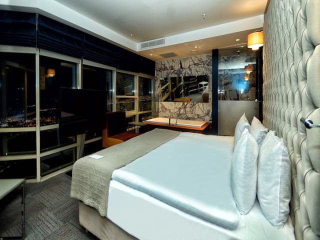 Suite, 1 King Bed, Sea View, Corner (nonsmoking)