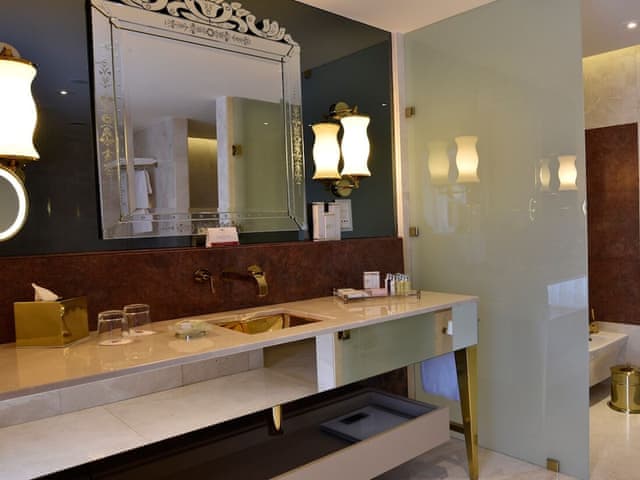 Luxury Evergreen Suite with Lounge Access