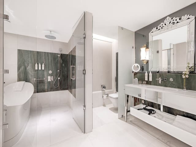 Deluxe Evergreen Room