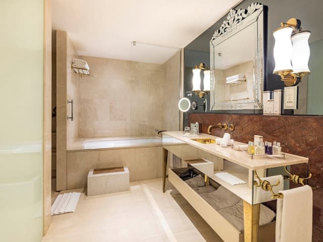 Luxury Suite With City View and Lounge A