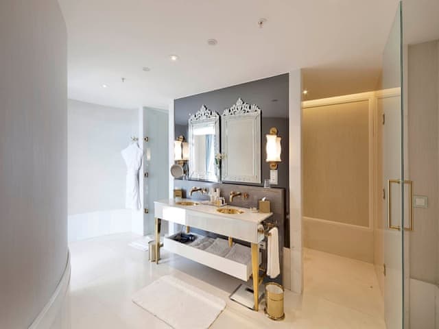 Corner Suite with Bosphorus View Lounge Access