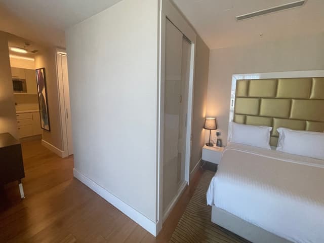 Deluxe Room w/ Kitchenette Smoking