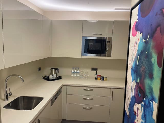 Deluxe Room w/ Kitchenette Smoking