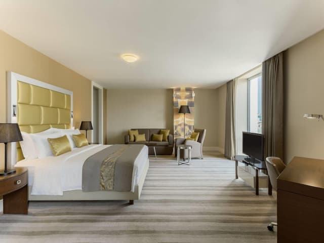 Suite, 1 King Bed, Smoking