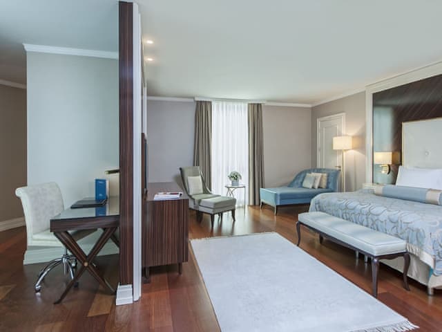 Junior Suite with Queen Size Bed