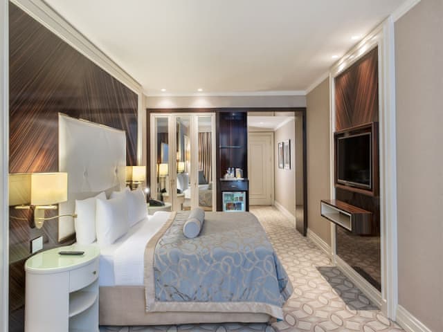 Deluxe Room with Queen Size Bed