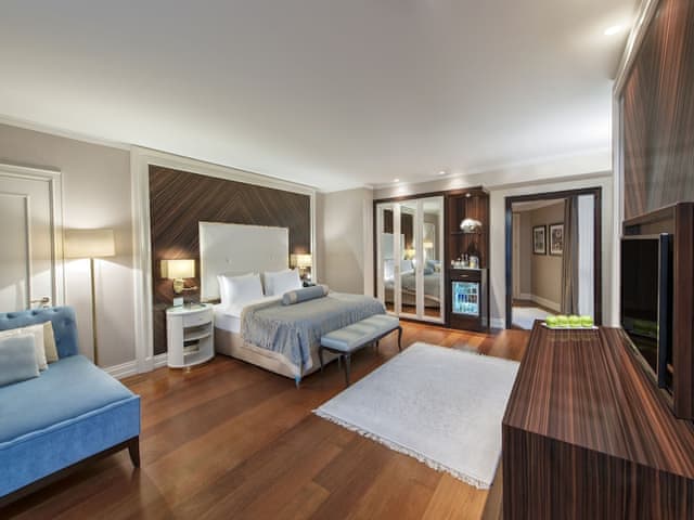 Corner Room with Queen Size Bed