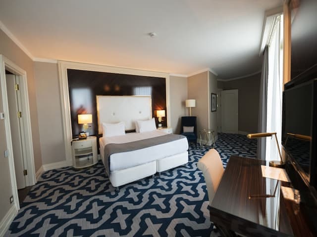 Corner Room with Queen Size Bed