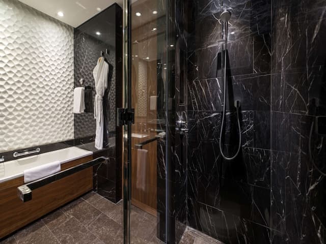 Basic Room, 1 King Bed