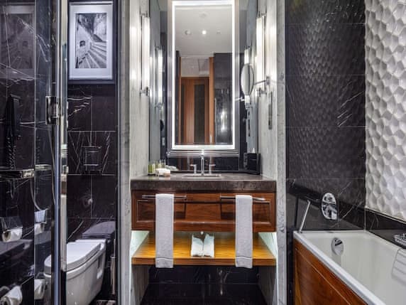 Basic Room, 1 King Bed