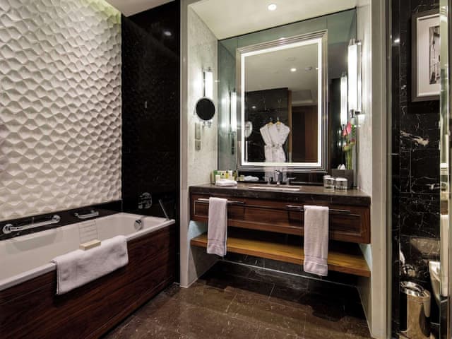 Basic Room, 1 King Bed