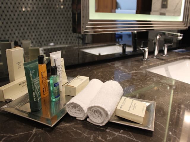 Basic Room, 1 King Bed