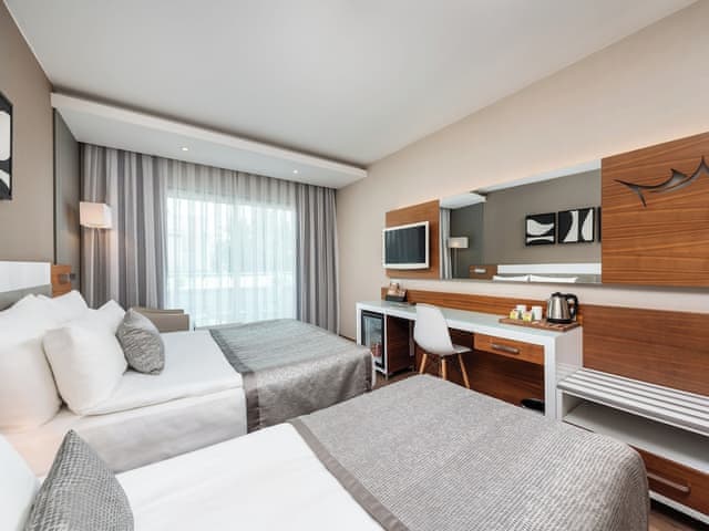 Standart Çift Kişilik Oda (Kara manzaralı)