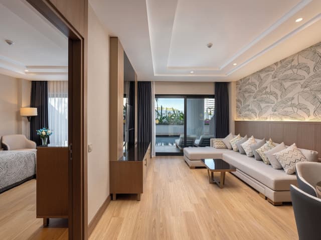 Family Swim UP Suite