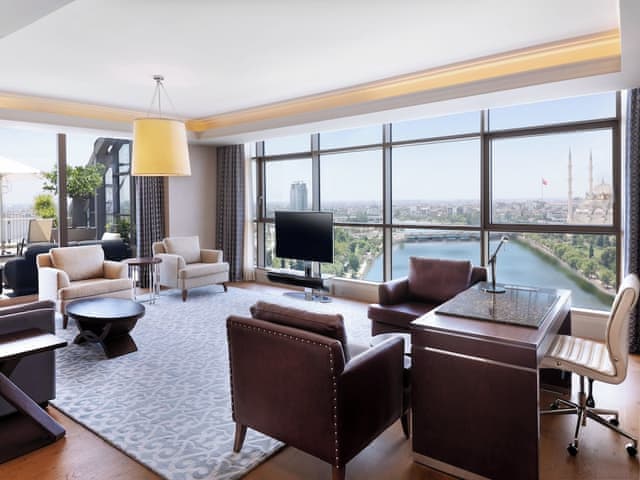 Deluxe Suite, 1 King Bed, Terrace