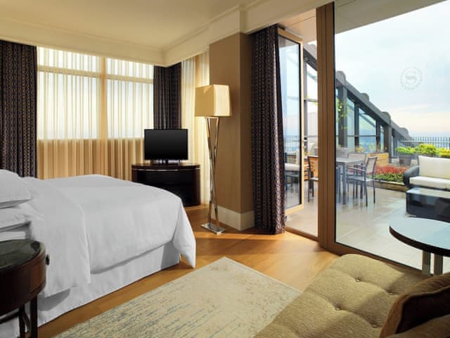 Executive Suite, 1 King Bed, River View