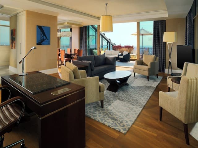 Deluxe Suite, 1 King Bed, Terrace
