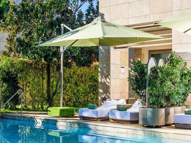 Pearl Pool Room