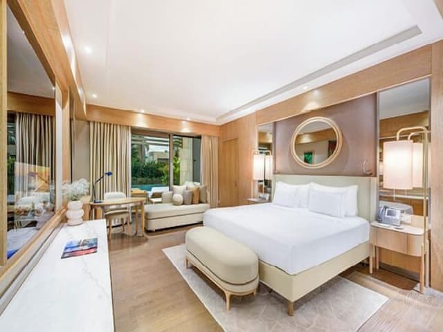 Pearl Pool Room