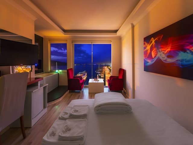 Jakuzili Delüks Oda