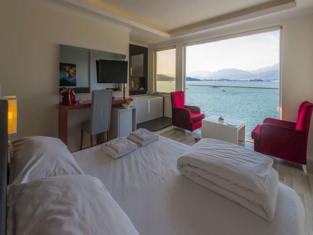 Jakuzili Delüks Oda