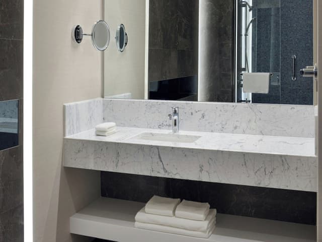 Deluxe Room, 1 King Bed, City View