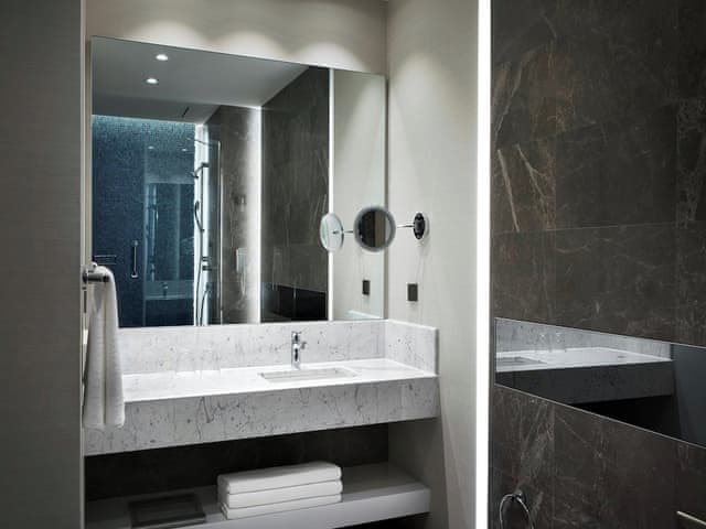 Deluxe Room, 1 King Bed, City View