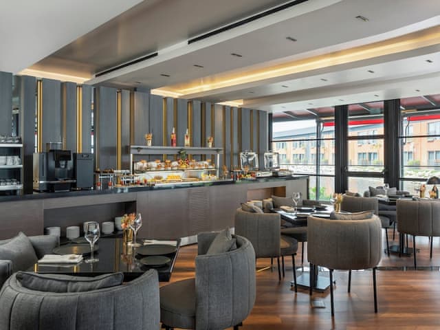 Standard Room, 1 King Bed, Club Lounge Access