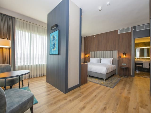 Junior Suite, 1 King Bed, Smoking