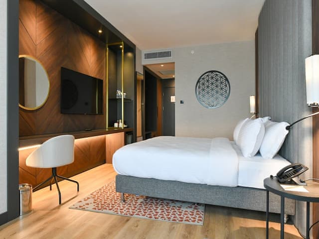 Premium Room, 1 King Bed, Non Smoking, Club Lounge Access