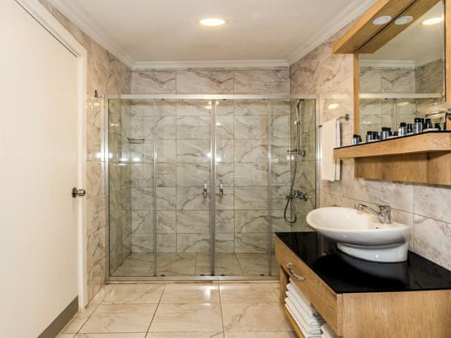 Junior Room, Multiple Beds, Non Smoking, Bathtub