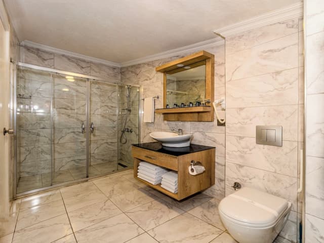 Junior Room, Multiple Beds, Non Smoking, Bathtub