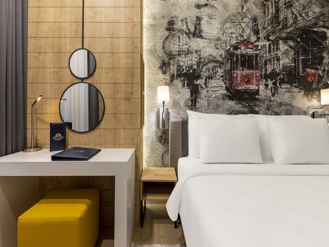 Junior Suite, 1 King Bed, Non Smoking, Balcony