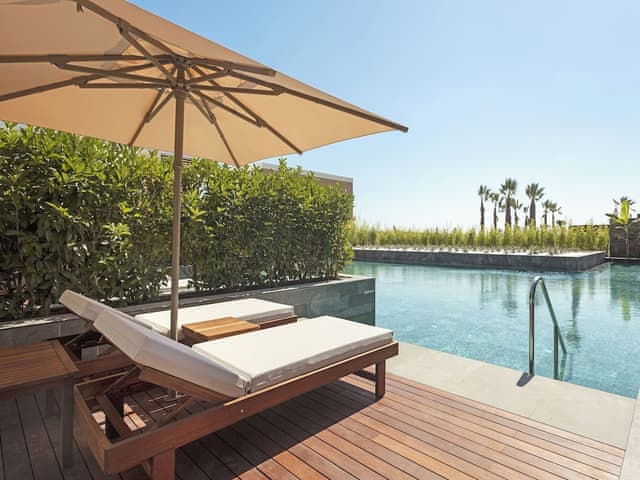 Lagoon Beach Swim-up