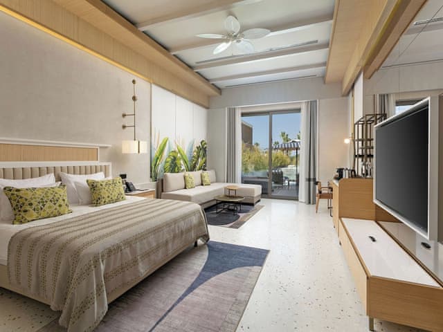 Lagoon Beach Swim-up